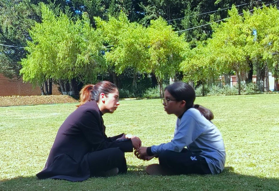 Docente brindando atención personalizada a un estudiante