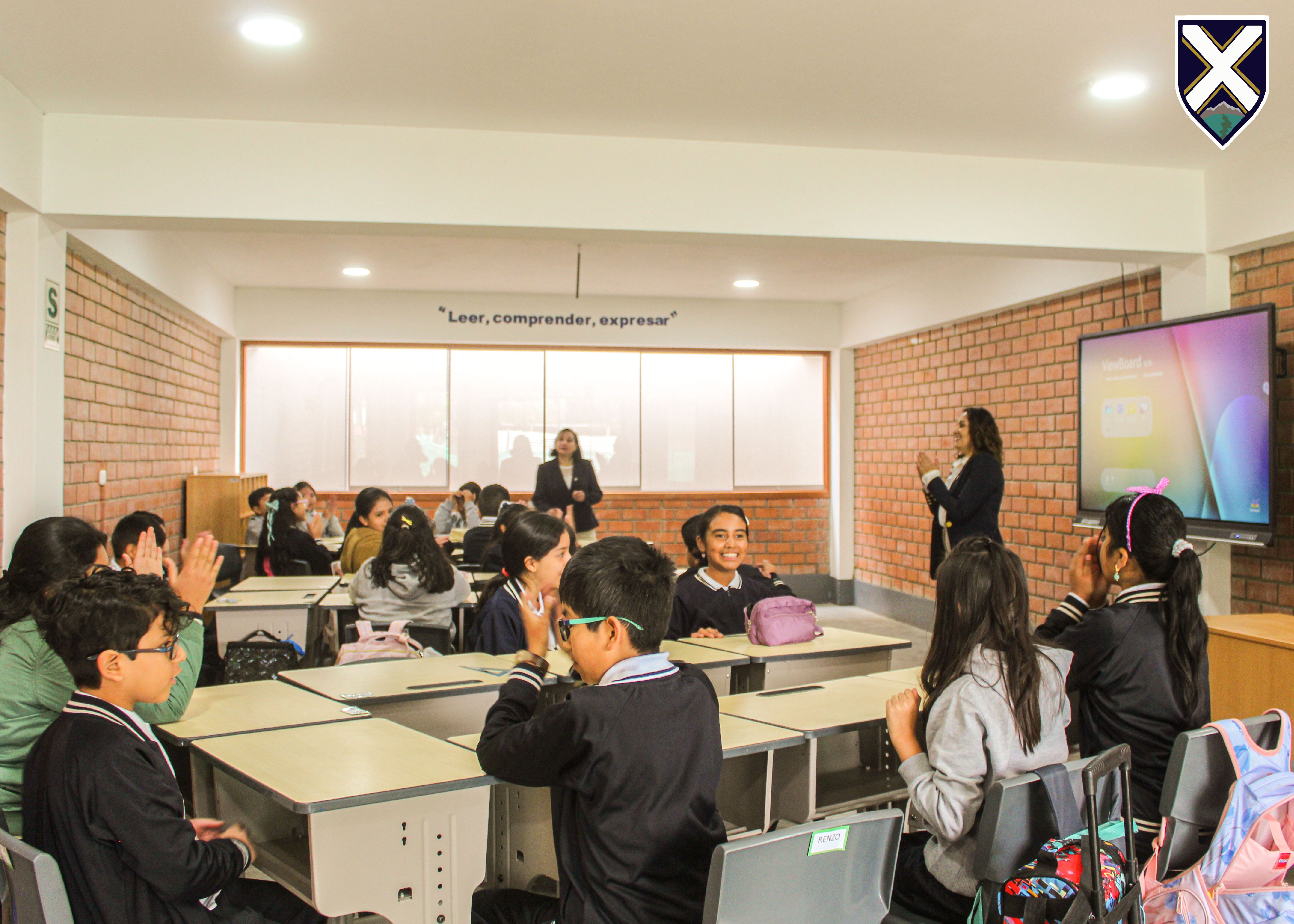 Estudiantes recibiendo atención personalizada