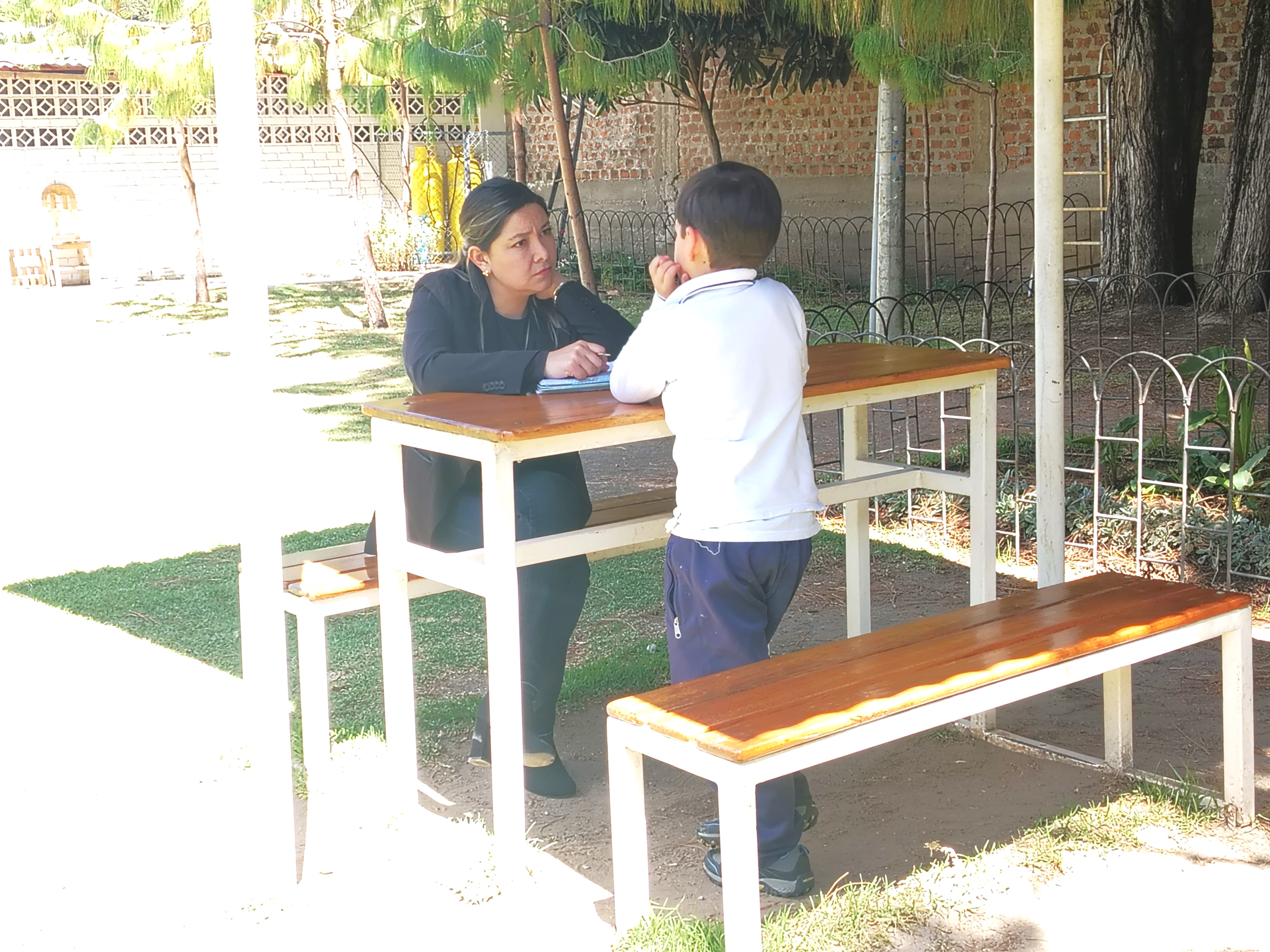 Estudiantes participando en actividades de seguimiento personalizado