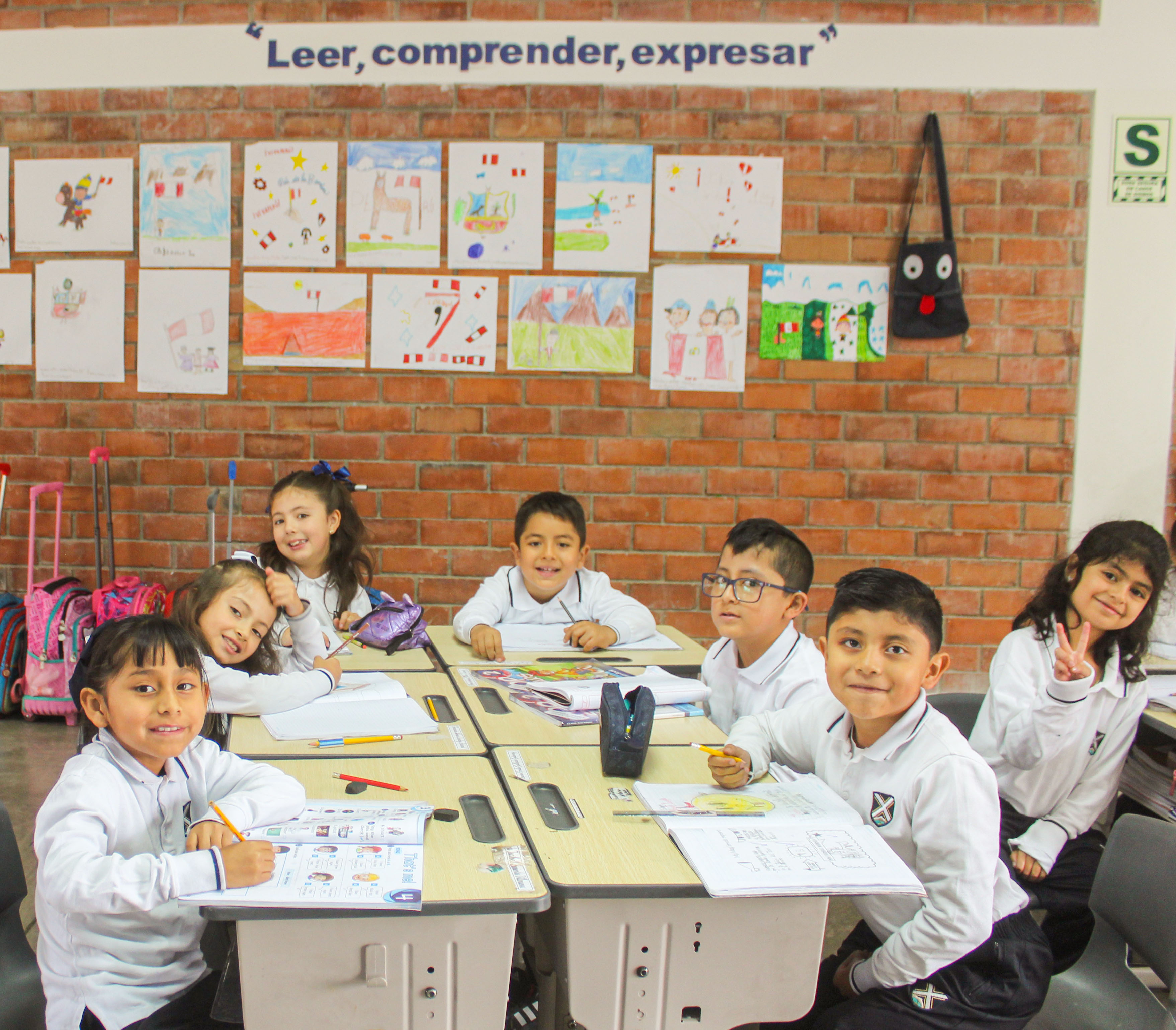 Estudiantes trabajando en grupo durante una sesión de aprendizaje colaborativo